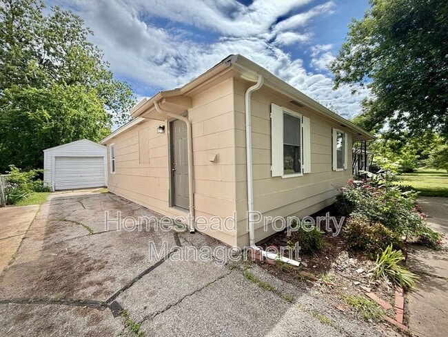 Building Photo - 210 W Mimosa Dr