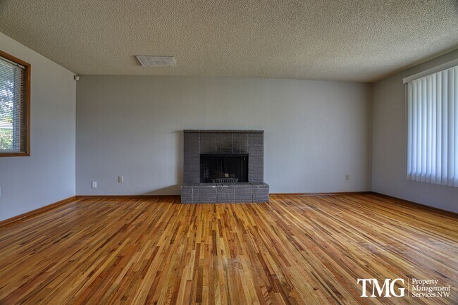 Building Photo - Charming single-family home!