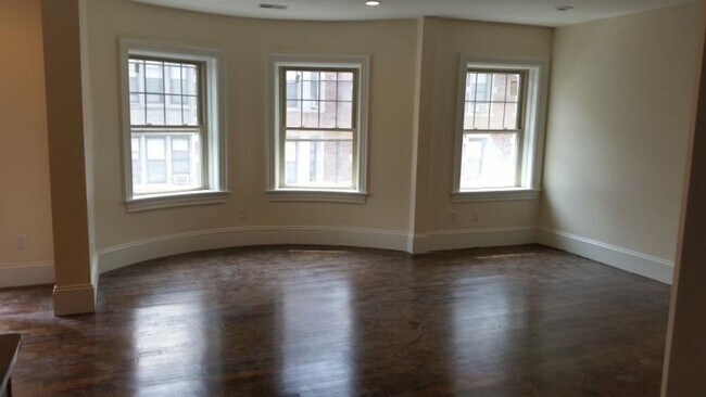 Building Photo - Charming 4 Bedroom-No Broker Fee