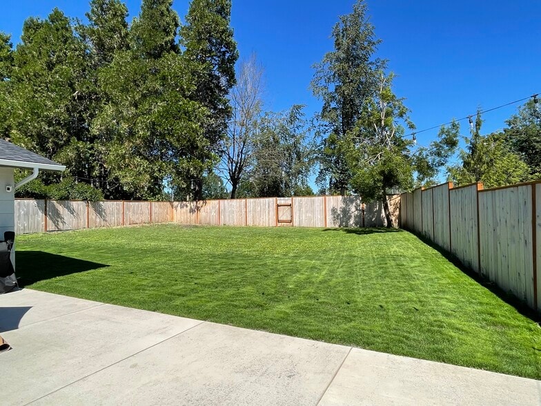 Building Photo - 2327 Don St