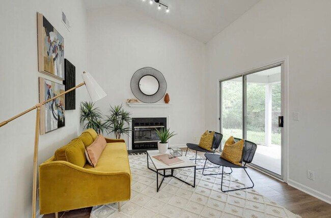 Building Photo - 814 Tamarack S