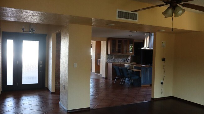 Building Photo - Spacious