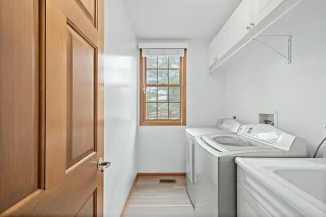 Building Photo - Silverton- Meticulous 4+ bedroom, 5ba, 2 car