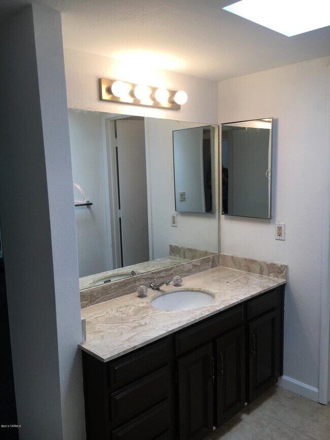 Building Photo - 4846 E Placita Arenosa