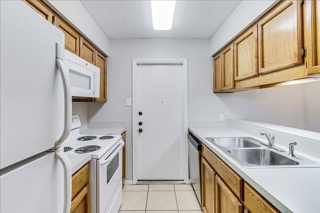 Building Photo - 11205 Willowood Creek Dr