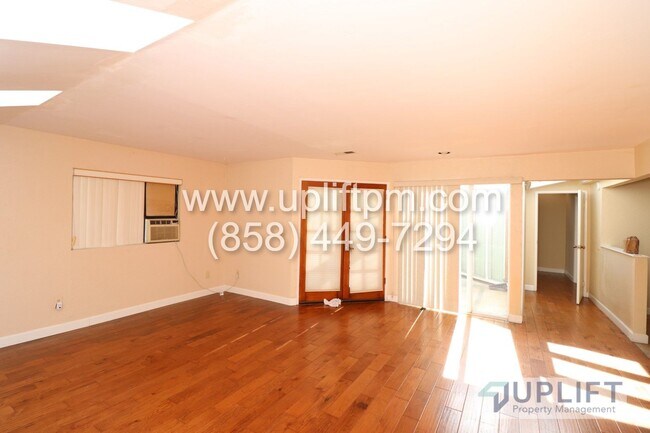 Building Photo - 3 Bed, 2 Bath House w/ 2-Car Garage, Priva...