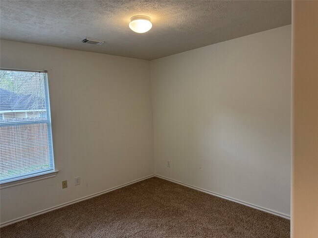 Building Photo - 10 Druids Glen Pl