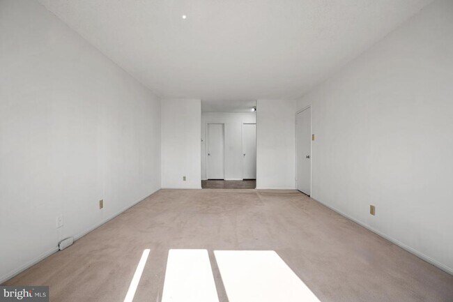 Building Photo - 307 Yoakum Pkwy