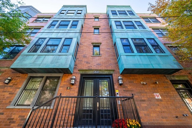 Building Photo - 207 2nd St
