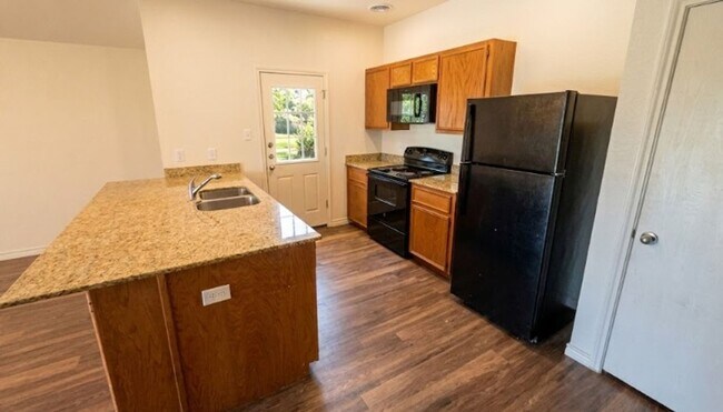 Building Photo - 815 Eastland Dr