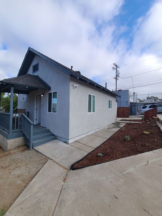 Building Photo - Newly furnished and remodeled 2 bed 2 bath!