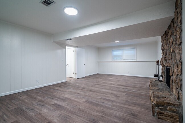 Building Photo - Stunningly renovated 4 bedroom 3 bathroom ...