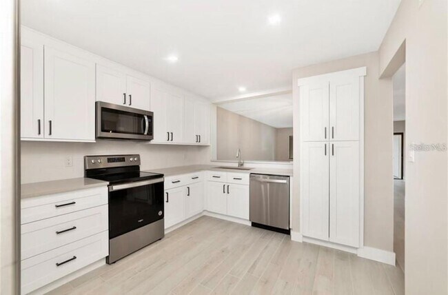 Building Photo - 13 Escondido Cir
