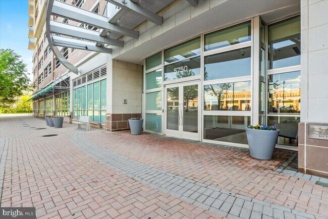 Building Photo - 5750 Bou Ave