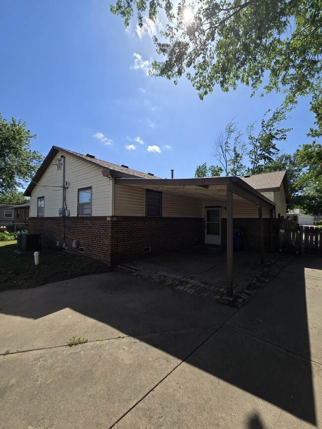 Building Photo - 902 N Colorado St