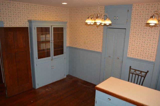 Building Photo - Beautiful, spacious Craftsman, Owner pays Yard Care, Laundry on site