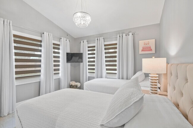 Building Photo - 7101 W Lake Dr