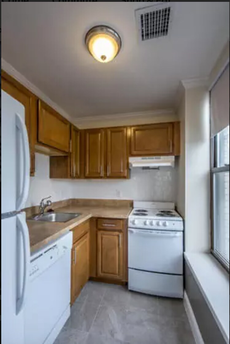 Building Photo - 1126 Boylston St