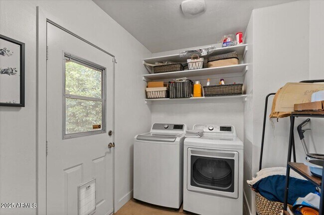 Building Photo - 2224 E Sells Dr