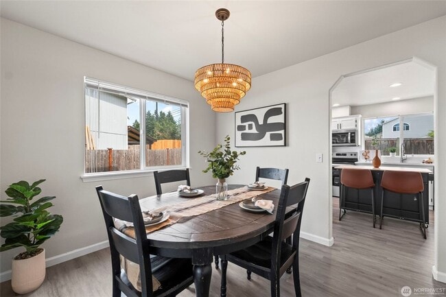 Building Photo - Amazing 4 br 2.5 bedroom 2000 sqft home!