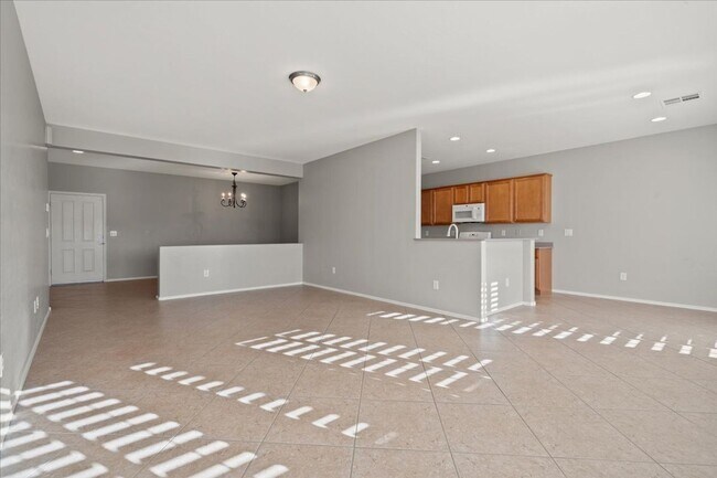 Building Photo - Lovely Home