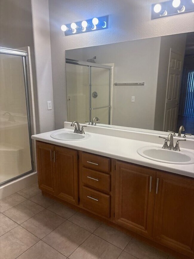 Building Photo - Downstairs unit with 3 bedroom and with two baths