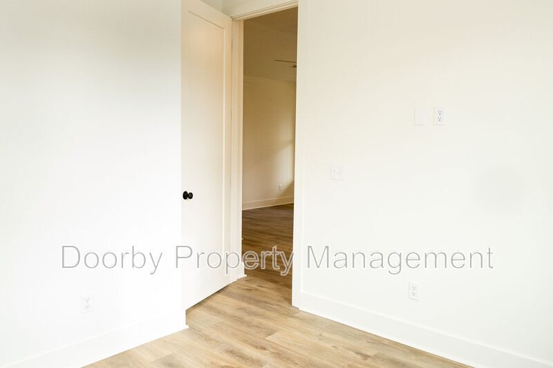 Building Photo - 905 W 39th St