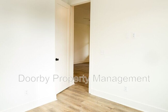 Building Photo - 905 W 39th St