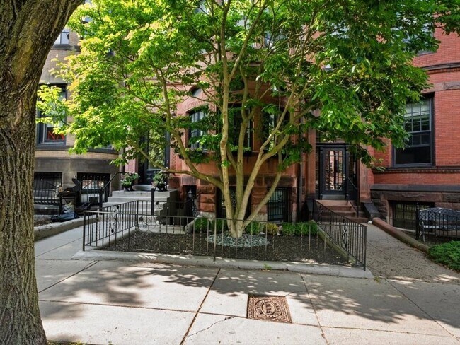 Building Photo - 458 Beacon St