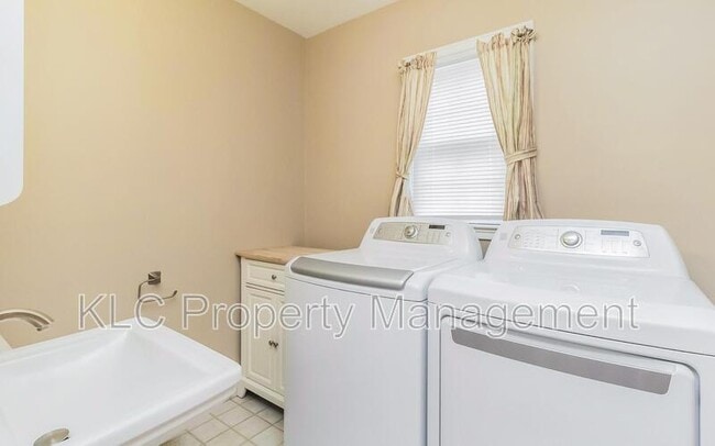 Building Photo - 7105 Sunset Terrace