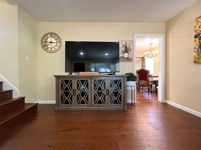 Building Photo - Beautifully Updated, Fully Furnished Napa Home Near Downtown