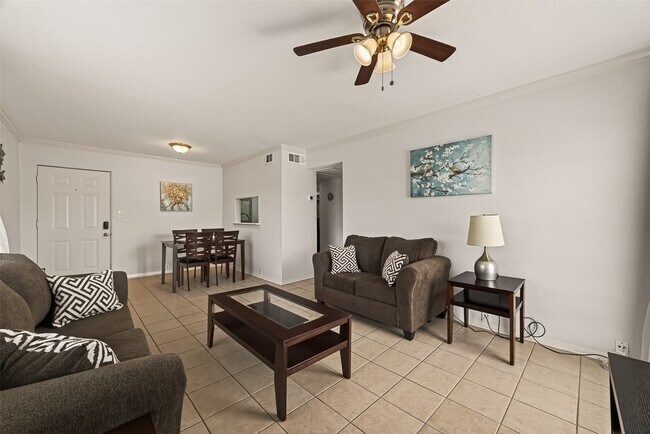 Building Photo - 2201 Fountain View Dr