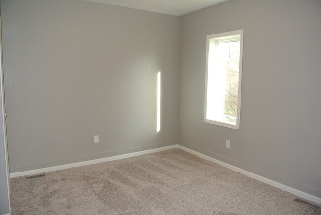 Building Photo - 2 Bedroom House!