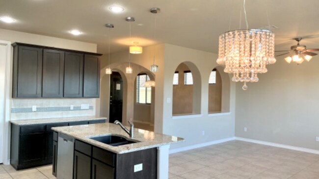 Building Photo - 3935 Woodbridge Way