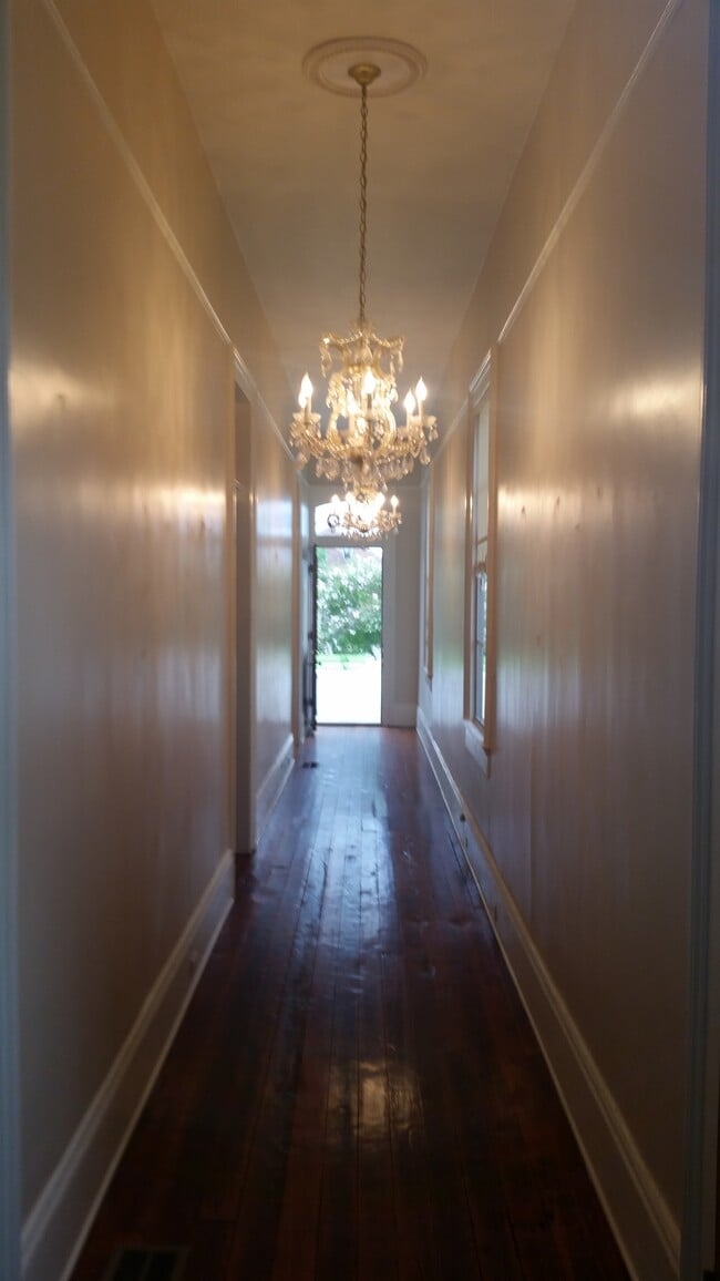 Building Photo - 220 Amelia St