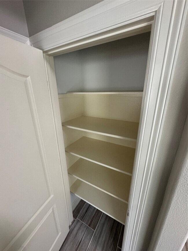 Building Photo - 107 Island Blvd