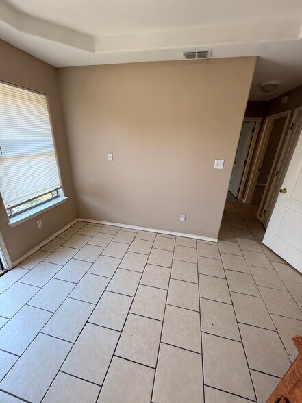 Apt B: Dining Area - 302 W Amy Dr