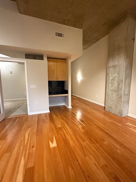 Building Photo - 1700 Bassett St