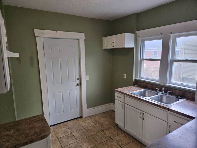 Building Photo - Charming 4-Bedroom Property in Prime Location