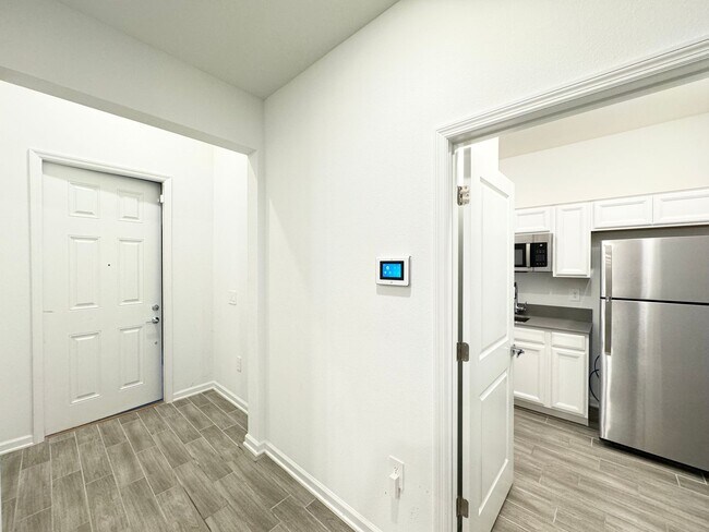 Building Photo - Rare find In-Law suite Home! Single family house with Separate entry and kitchen, laundry set!