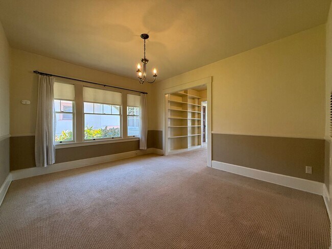 Building Photo - Fabulous Bankers Hill location 3 Bedroom Top-floor duplex unit