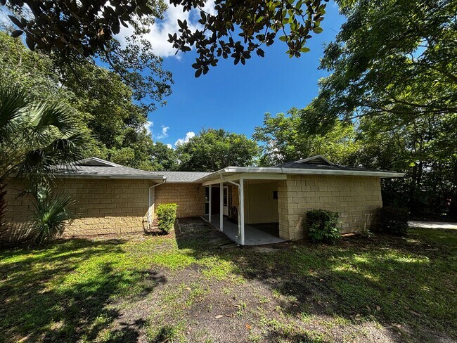 Building Photo - 2/2 Fully Renovated Home in Silver Springs Shores