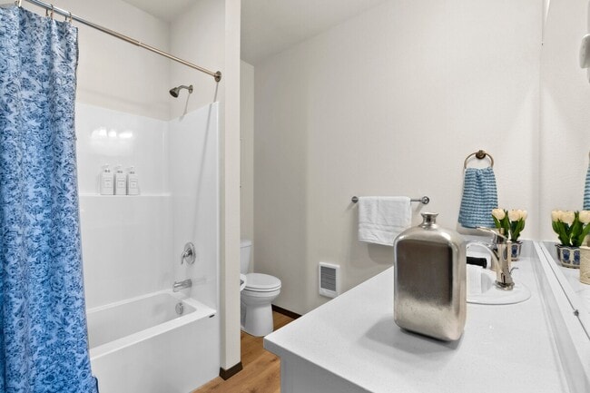 Building Photo - NEWLY RENOVATED 2 BEDROOM HOME.