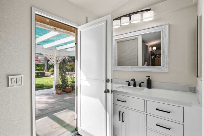 Building Photo - Wonderful Single Story Home with Great Yard in Santa Clarita!