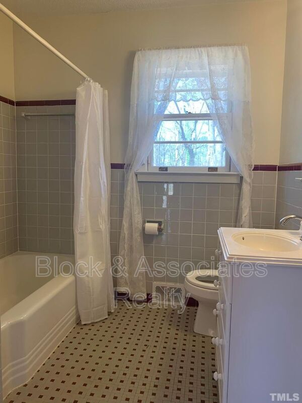 Building Photo - 6015 Inona Pl