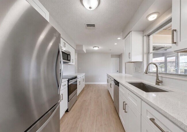 Building Photo - 1729 Bikini Ct