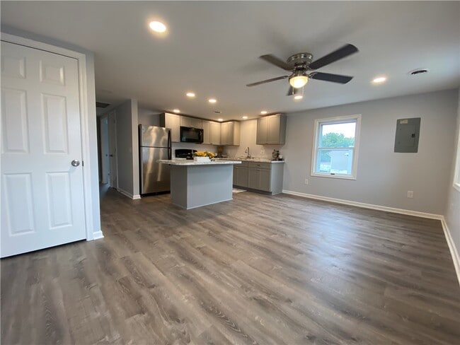 Building Photo - 233 W Commercial St