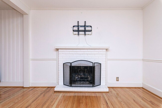 Building Photo - Beautiful rental full of character and charm located in The Avenues of Cayce! Close to USC!