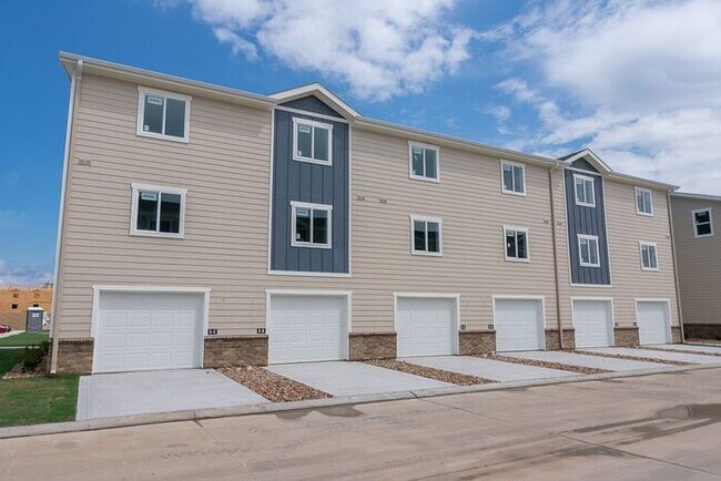 Building Photo - Gorgeous 3-Story Townhomes in Colony Farms...