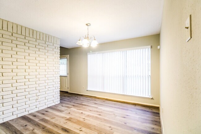 Building Photo - 2222 Victoria Ct